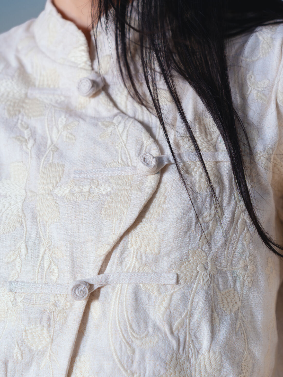 Embroidered linen fastened with frog closures