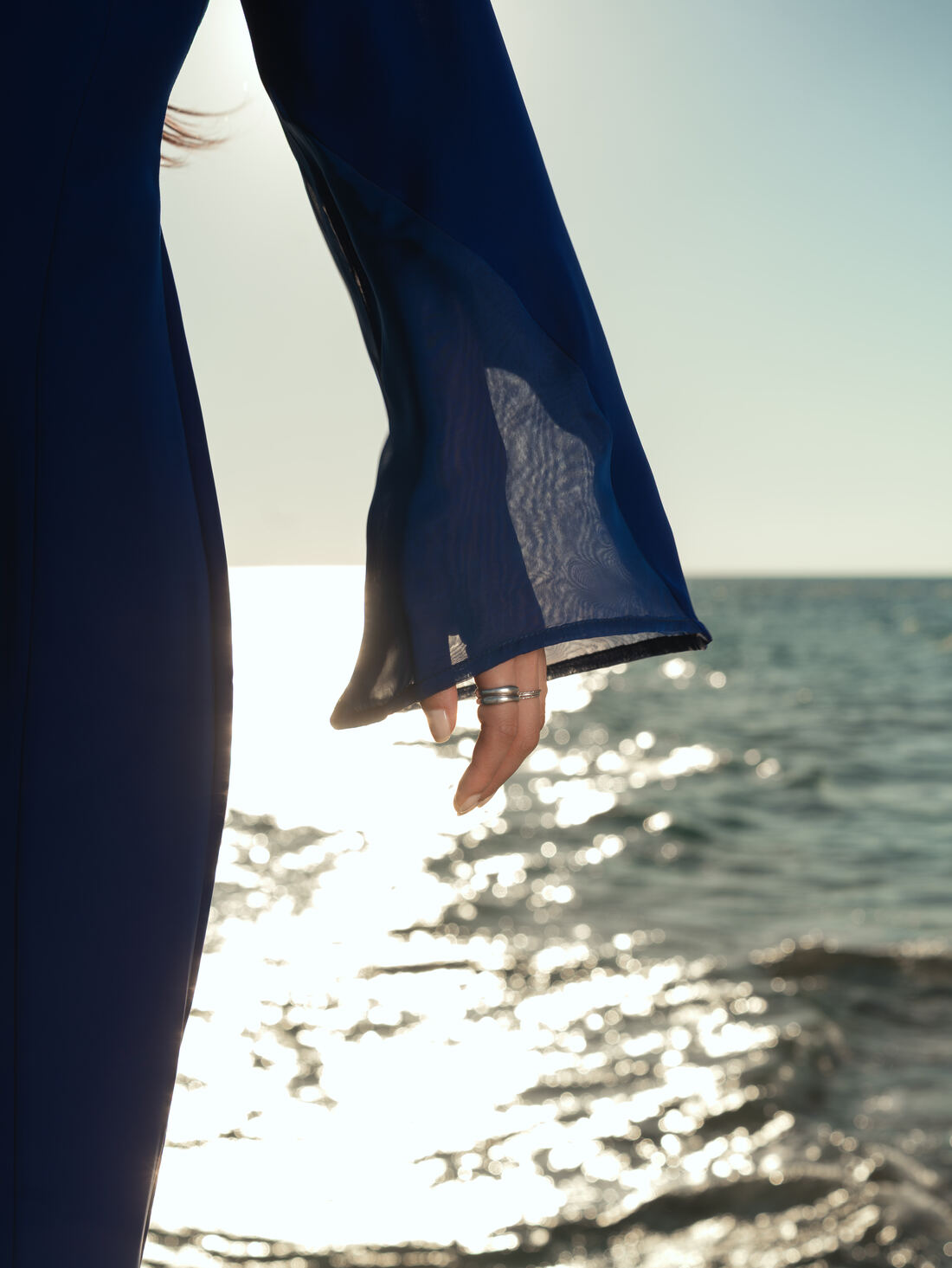 The sleeve godet in motion against the sea